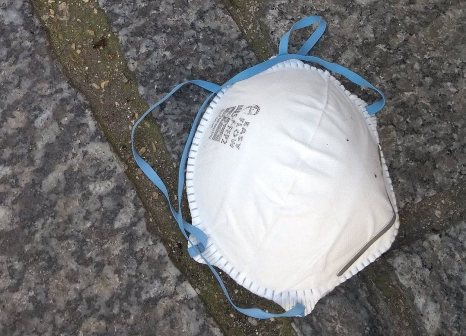 Masques jetés dans la rue à Lyon : les responsables politiques "en appellent à la responsabilité de chacun"