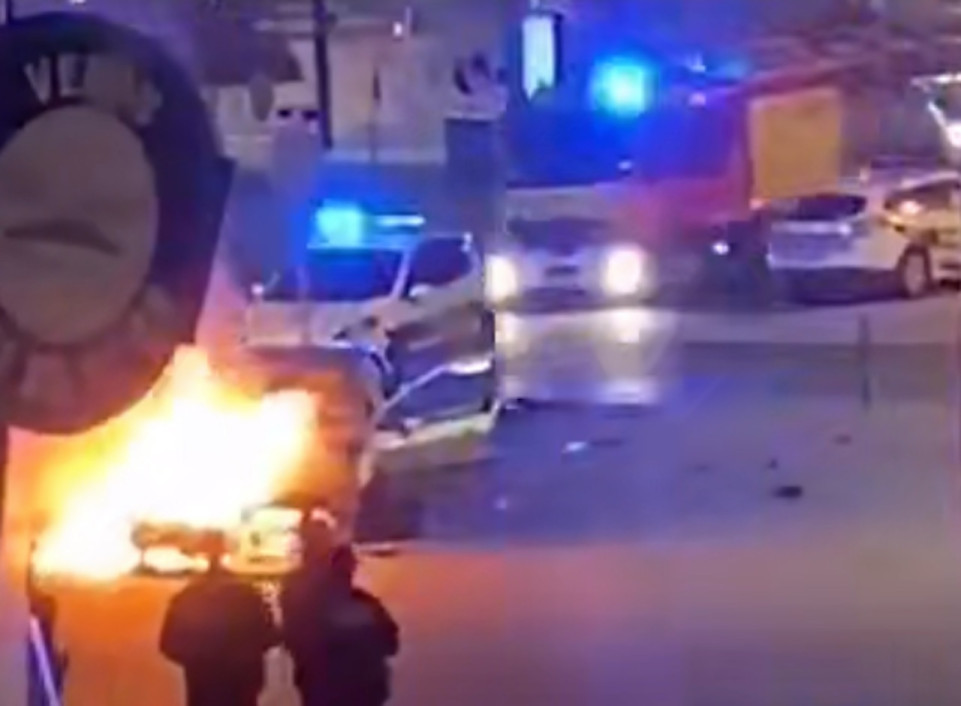 Lyon : poursuivis par la police, ils abandonnent leur complice dans une voiture en feu