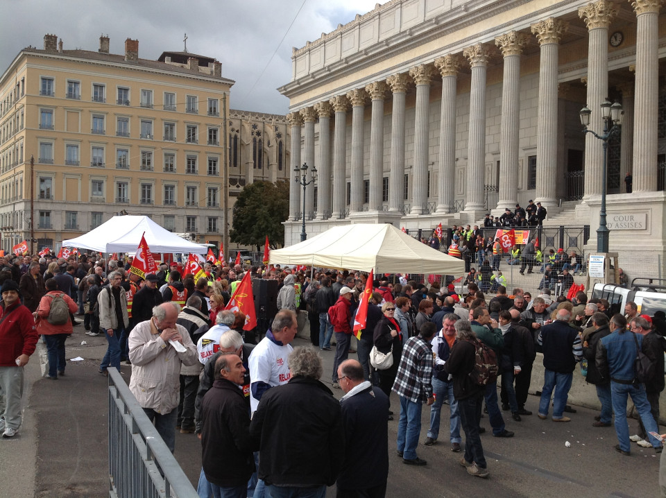 Un rassemblement pour soutenir les Cinq de Roanne
