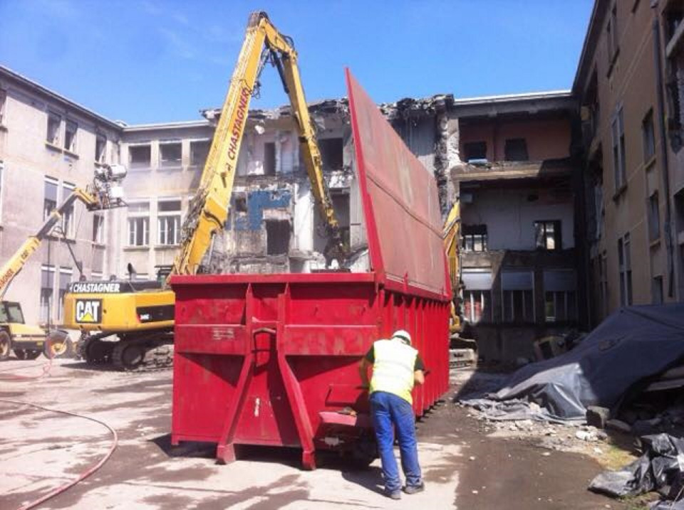 La déconstruction du pavillon H a débuté à l'Hôpital Edouard Herriot