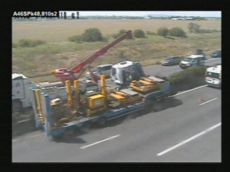Un poids-lourd se renverse sur l’A46 : l’autoroute coupée en direction de Marseille