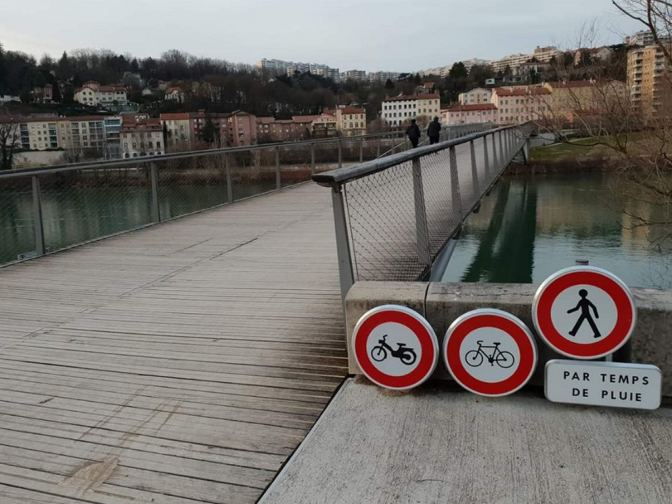 Passerelle de la Paix : la Métropole de Lyon revoit sa signalétique