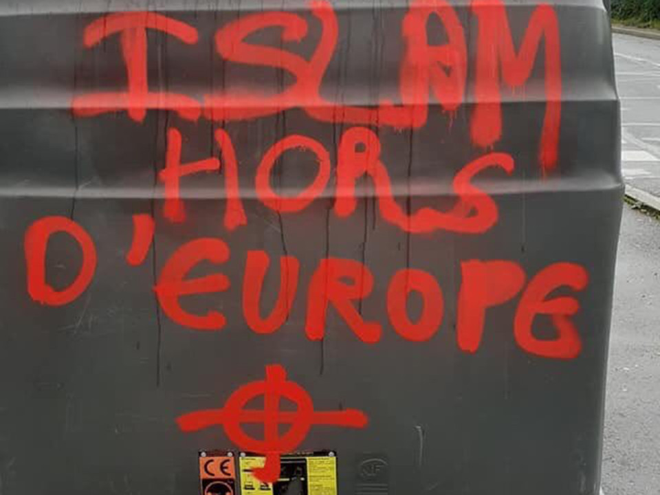 Des croix gammées et des tags islamophobes près de Lyon