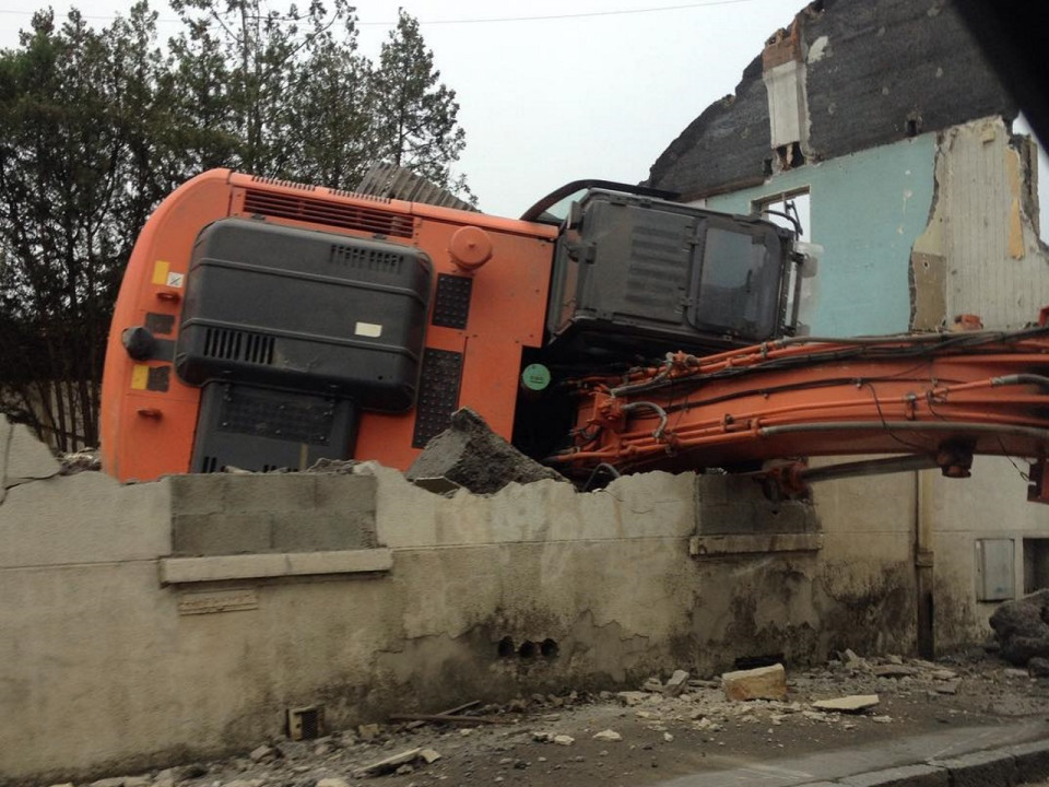 Villeurbanne : un engin de chantier se renverse