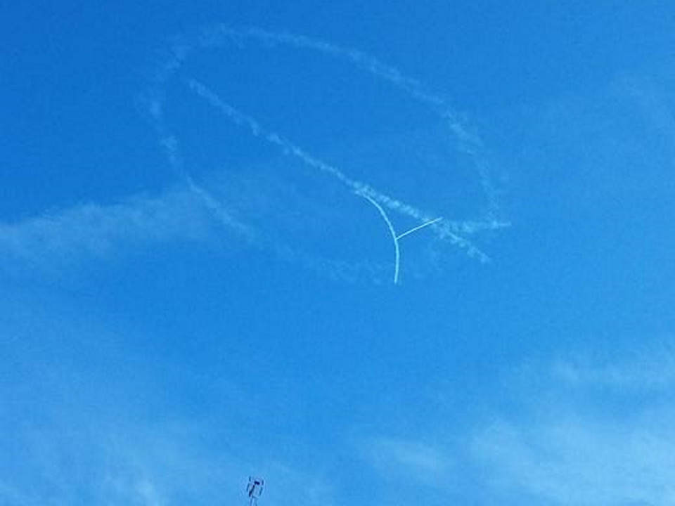 Un hommage aux victimes des attentats parisiens dans le ciel de Lyon