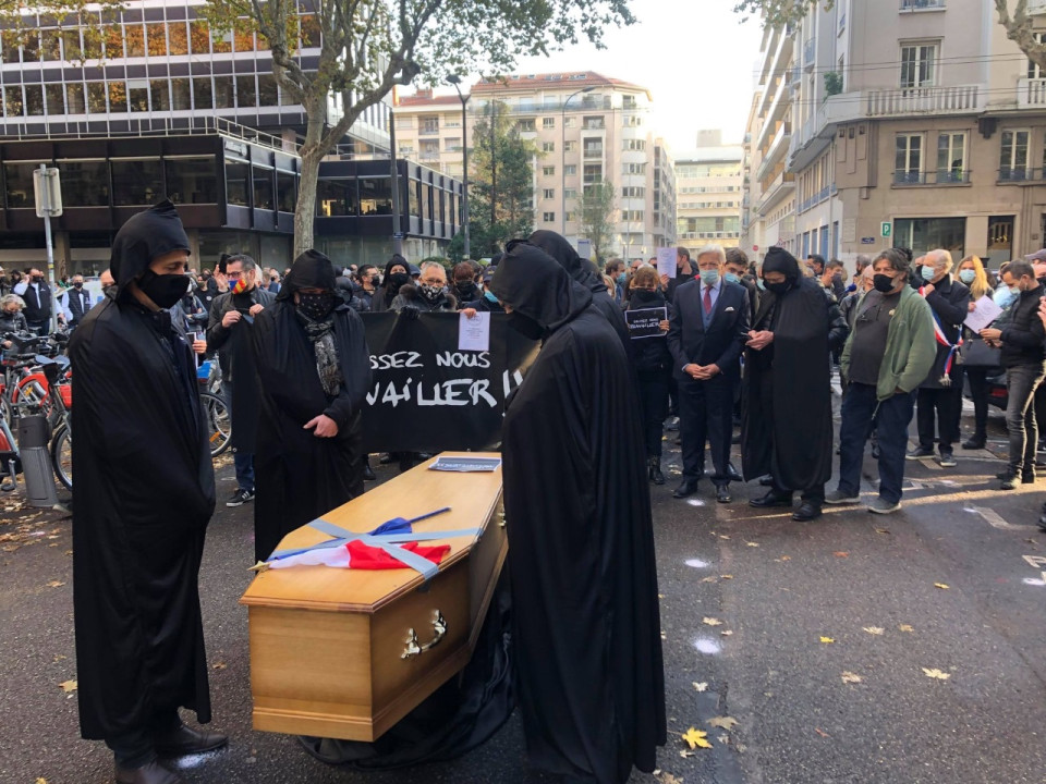 Lyon : "Laissez-nous travailler !", le cri d'agonie des indépendants devant la préfecture