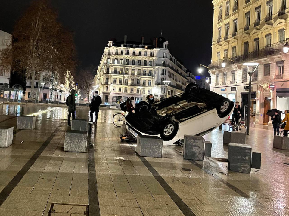 Lyon : un accident place de la R&eacute;publique, la voiture finit sur le toit