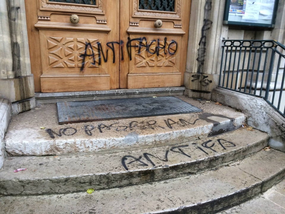 Soirée des antis mariage pour tous : la mairie du 2e et la salle François Sala taguées