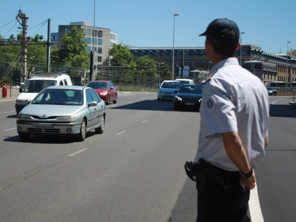 Lyon : un homme jette des projectiles sur une voiture de police