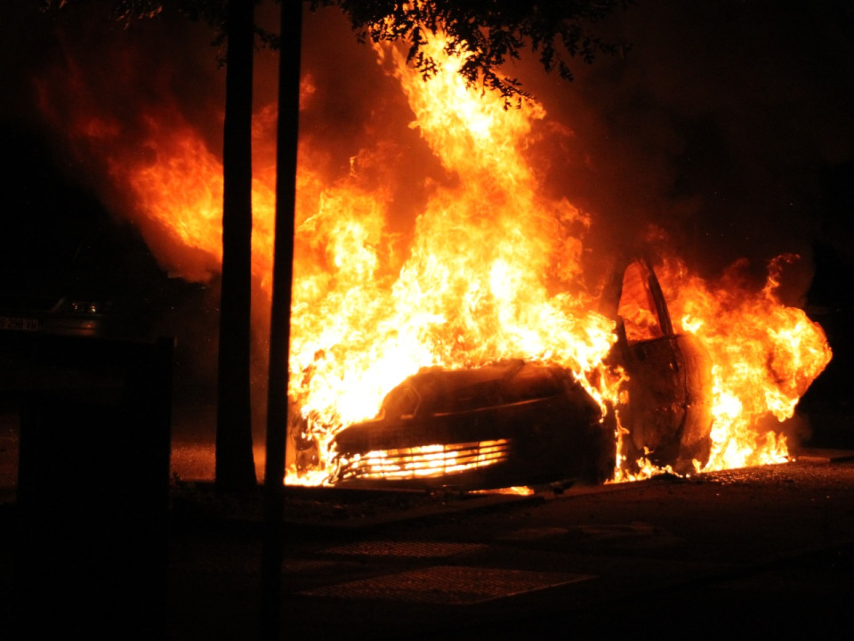 Une voiture de police incendiée à Saint-Priest