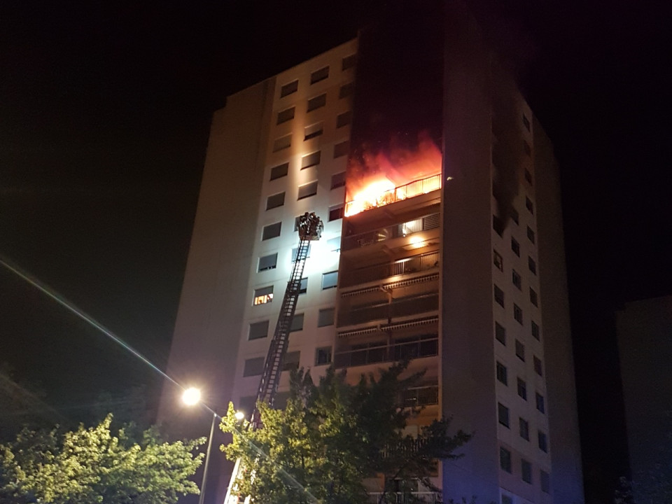 Un incendie dans un immeuble de 15 étages près de Lyon