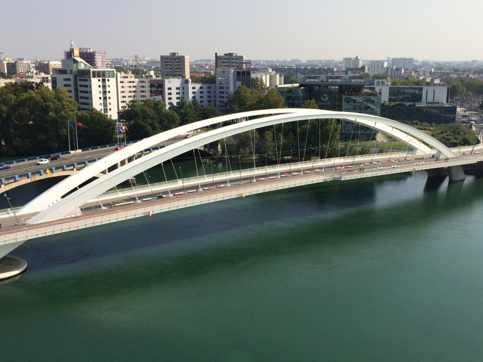 Lyon : un homme décède après une chute du pont Raymond Barre
