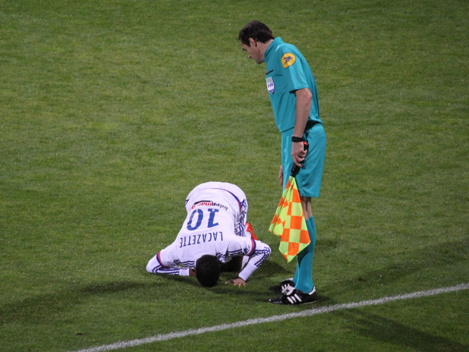 L'OL, en progr&egrave;s, l&eacute;s&eacute; par l'arbitrage contre le PSG