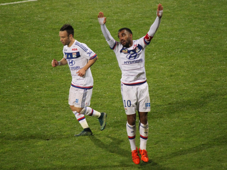 Alexandre Lacazette (OL) pour renforcer l'attaque du FC Barcelone ?