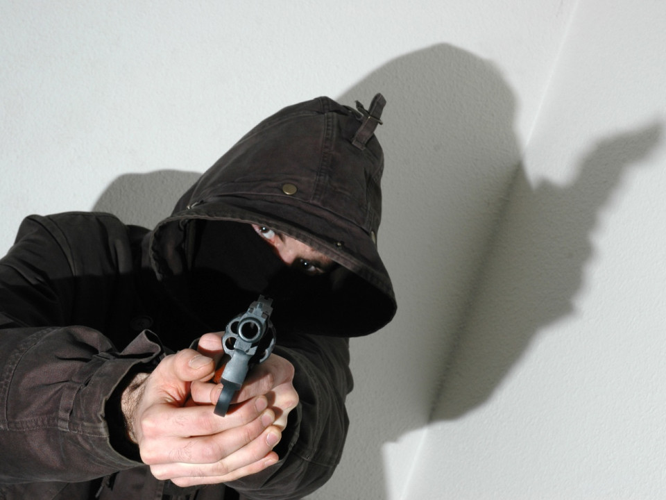 Lyon : il frappe son ex-compagne et tire sur un passant venu aider la malheureuse