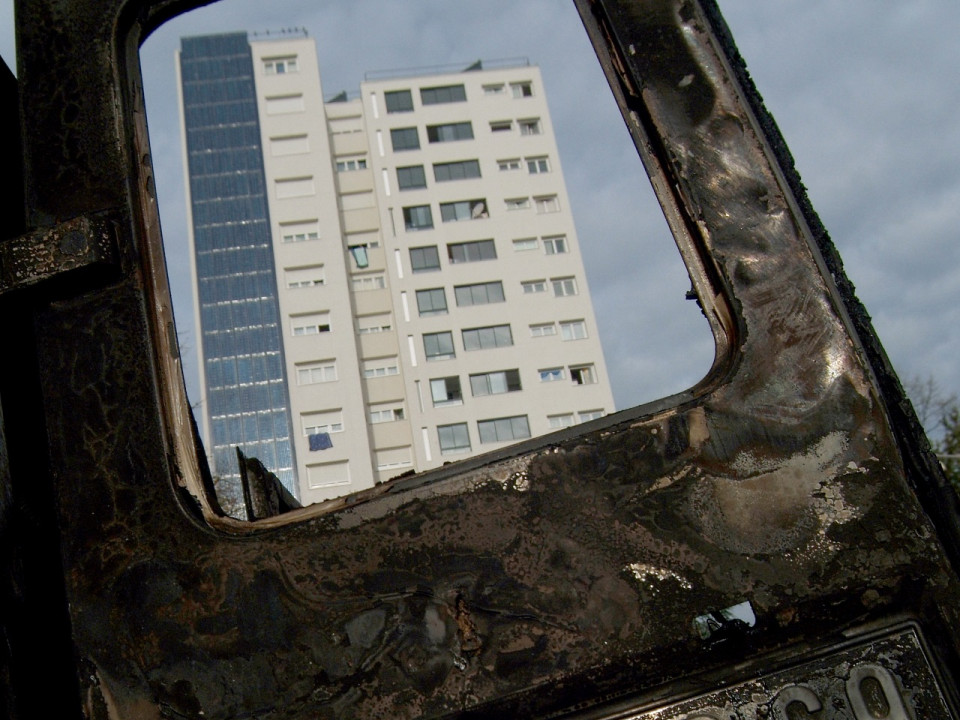 A Villeurbanne, ils incendient une voiture au beau milieu d'un parc
