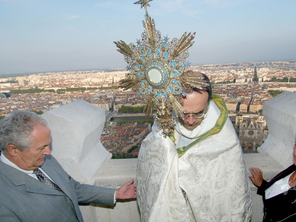 Prêtres pédophiles : 50 personnalités soutiennent publiquement le cardinal Barbarin