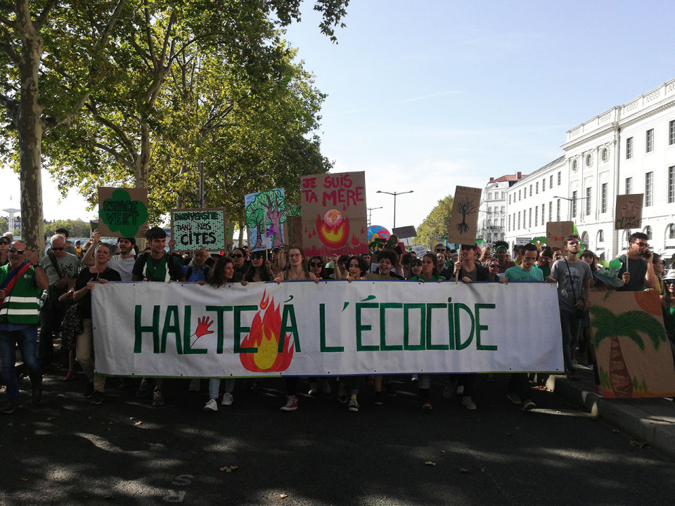 Lyon : des milliers de marcheurs pour le climat réclament des actes