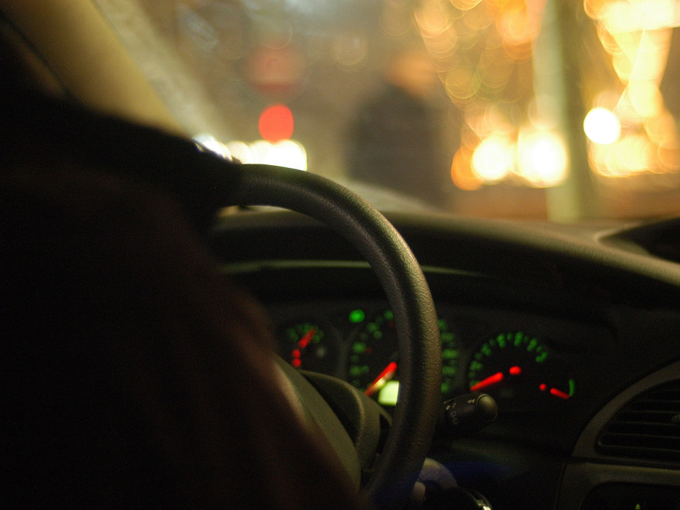 Seul au volant pr&egrave;s de Lyon, il passe &agrave; l'arri&egrave;re pour faire croire aux policiers qu'il ne conduisait pas