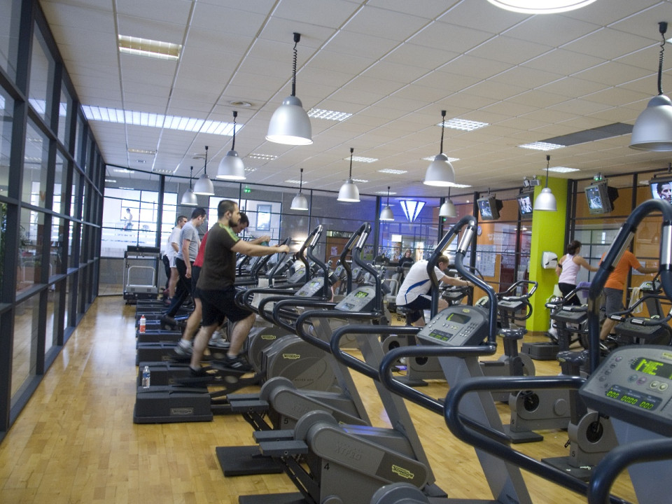 Mains baladeuses, irruptions dans les vestiaires : un patron de salle de sport jugé