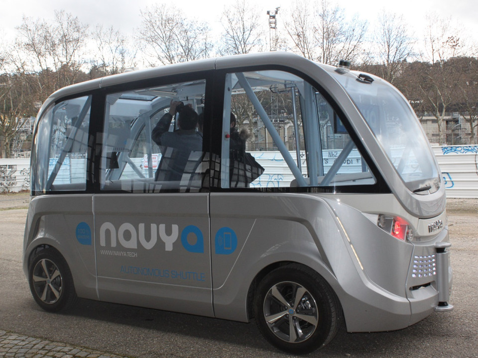 Six NAVYA ARMA livrés à la centrale EDF de Civaux en présence de Macron