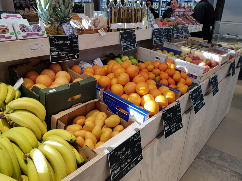 Le miracle du dimanche : une branche tombe pile entre deux étals du marché de la Croix-Rousse