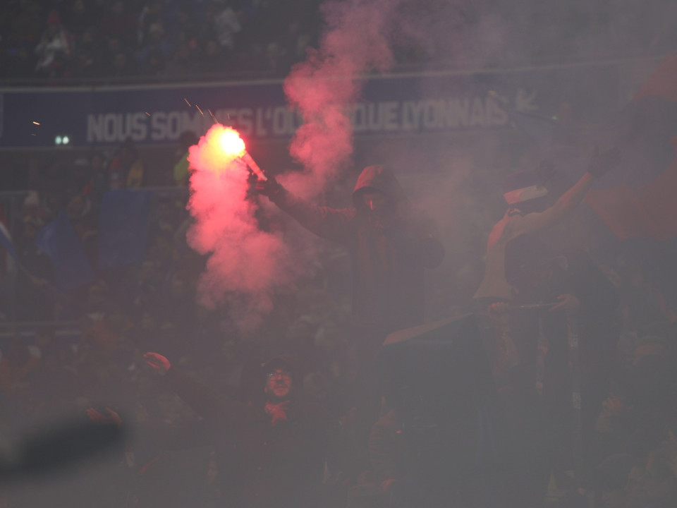 OL – PSG : un homme interpellé après avoir lancé un fumigène