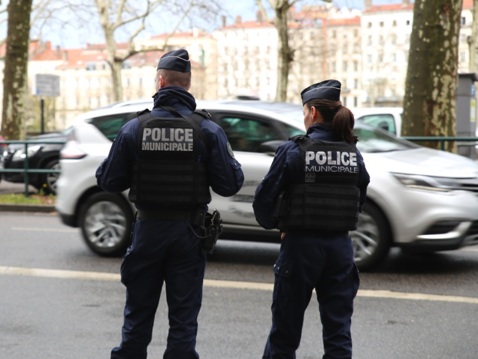 Ivre et sans permis, il grille un feu rouge sous le nez des policiers