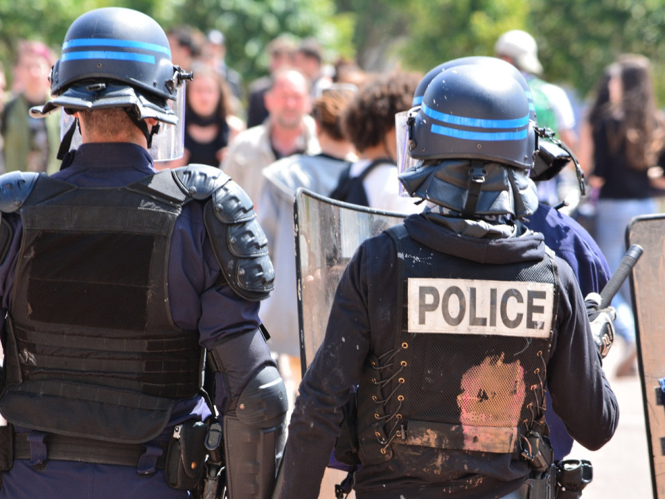 L'animateur d'une radio lyonnaise appelle à se "faire sauter" durant la manif des policiers