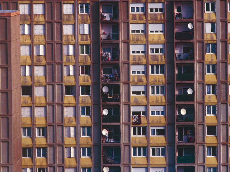 Bron : ils installent un salon en bas d’un immeuble pour regarder le foot