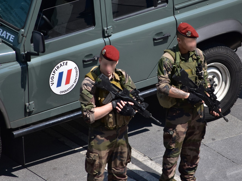 "La Kalachnikov est pr&ecirc;te" : interpell&eacute;s devant la synagogue de Villeurbanne