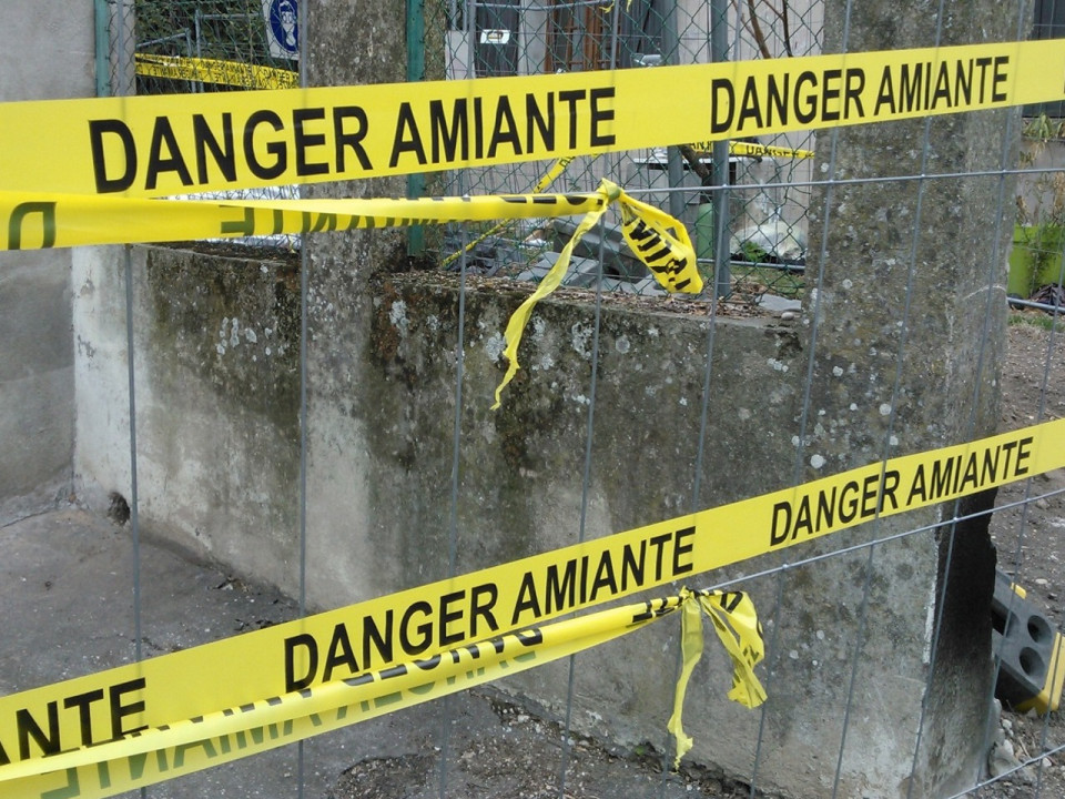 Des dizaines d'écoles lyonnaises contiennent toujours de l'amiante