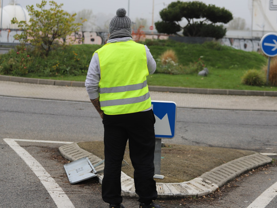 Genay : des gilets jaunes éteignent un incendie