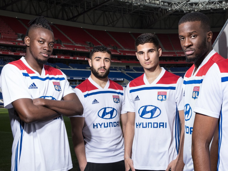 L'Olympique Lyonnais dévoile son nouveau maillot, les supporters agacés par Adidas