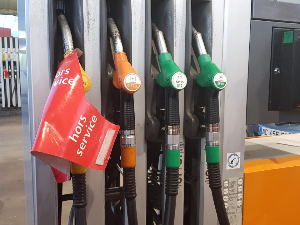 Rhône : la crainte d'une pénurie d'essence, la queue aux stations