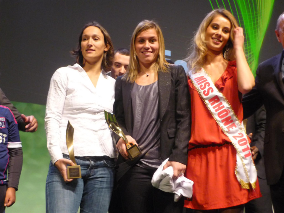Camille  Abily, première femme à recevoir le trophée des Lions du Sport
