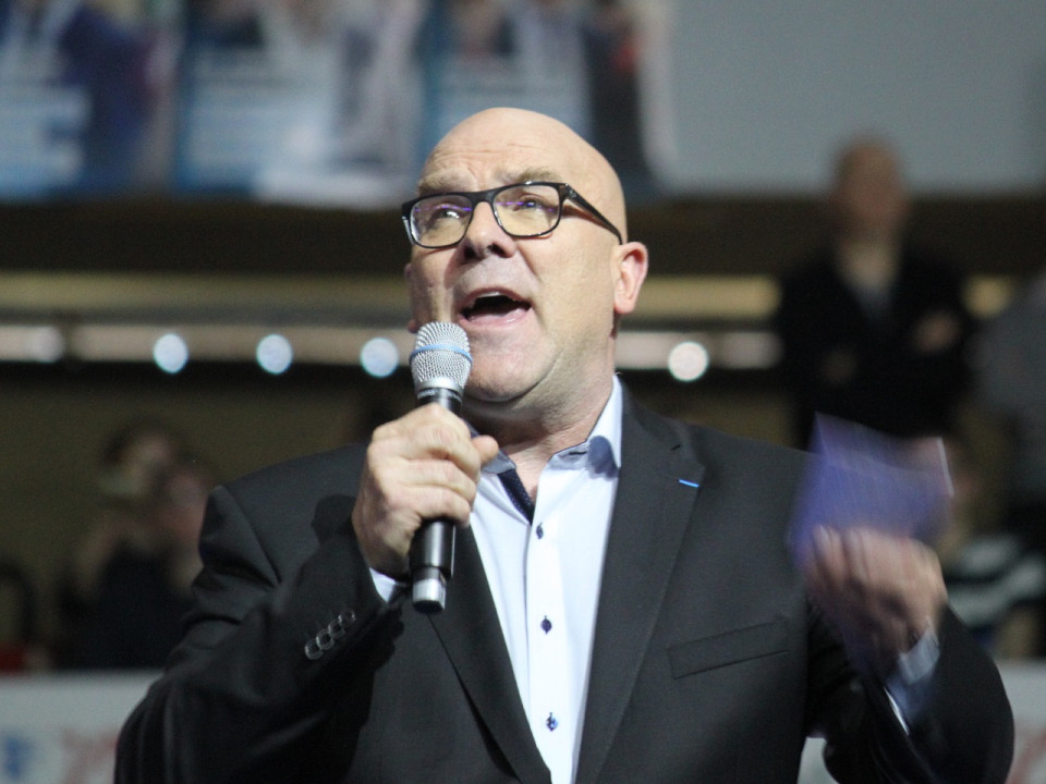 Assistant sans contrat ni salaire du député du Rhône Bruno Bonnell, il claque la porte