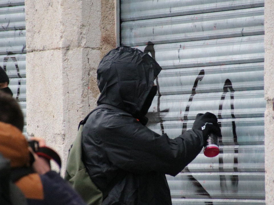 Villefranche-sur-Saône : Des dizaines de tags anti-flic découverts quartier de Belleroche