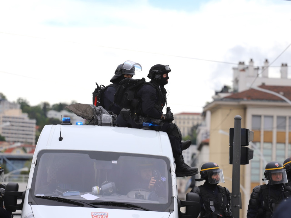 De crainte d’être contaminés par le Covid-19, des CRS lyonnais ont dormi dans leurs camions