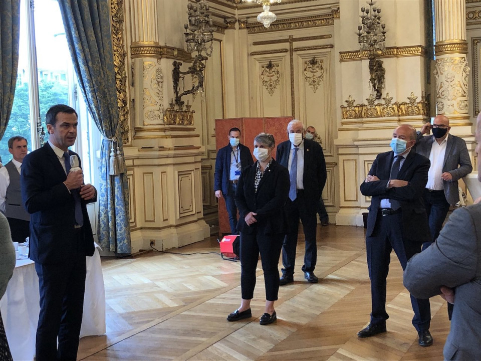 Lyon : Gérard Collomb accueille Olivier Véran avec un masque chirurgical