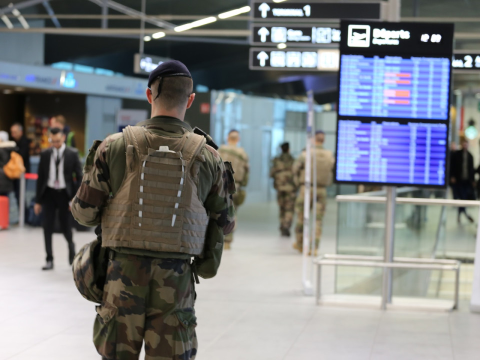 A l'aéroport de Lyon Saint-Exupéry, le SDF américain du Havre casse des photomatons