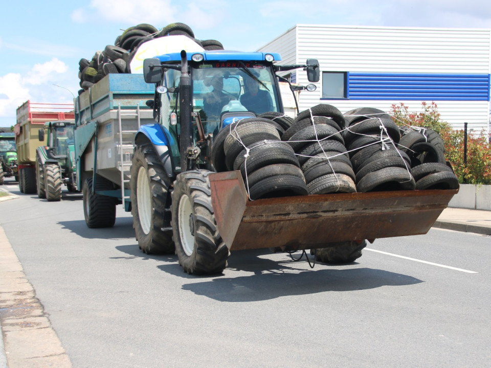 Macron à Lyon : des agriculteurs en colère voulaient le réveiller avec des croissants