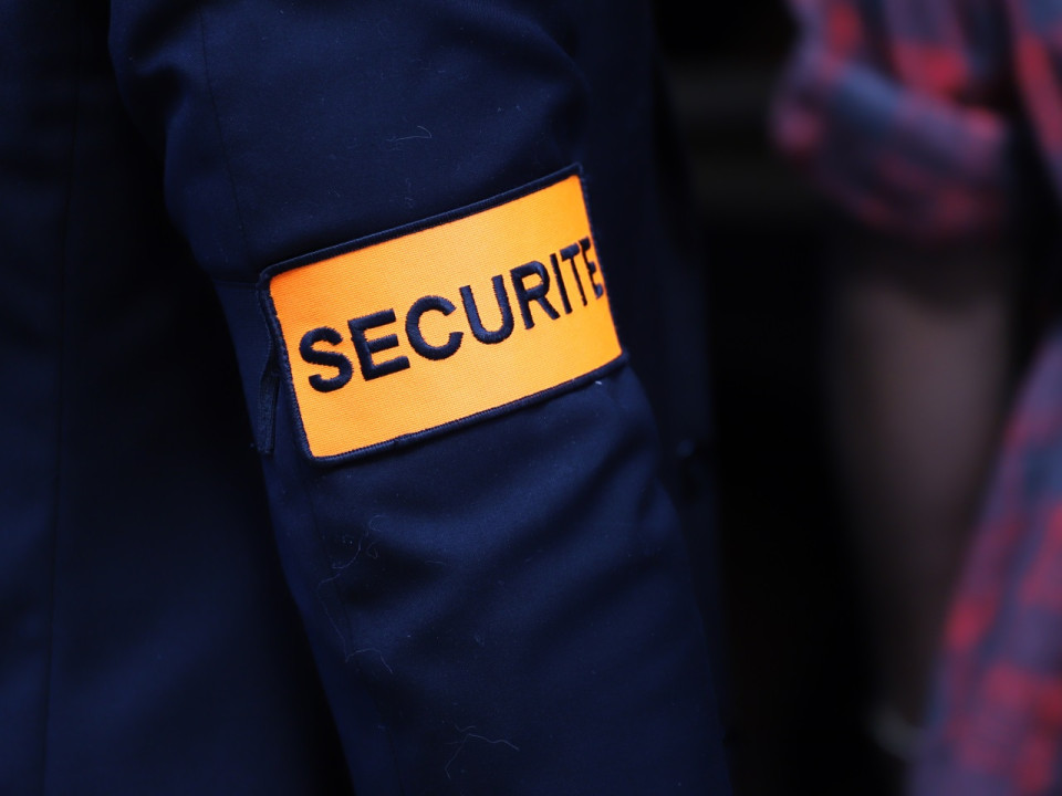 Lyon : le vigile du supermarché leur demande de respecter les distances de sécurité, ils sortent un Taser