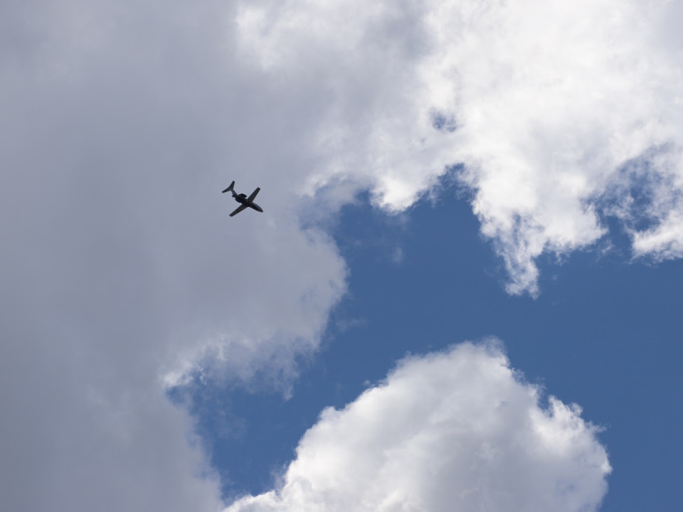 Condamné après avoir arrosé de bière les passagers d’un avion et insulté les policiers