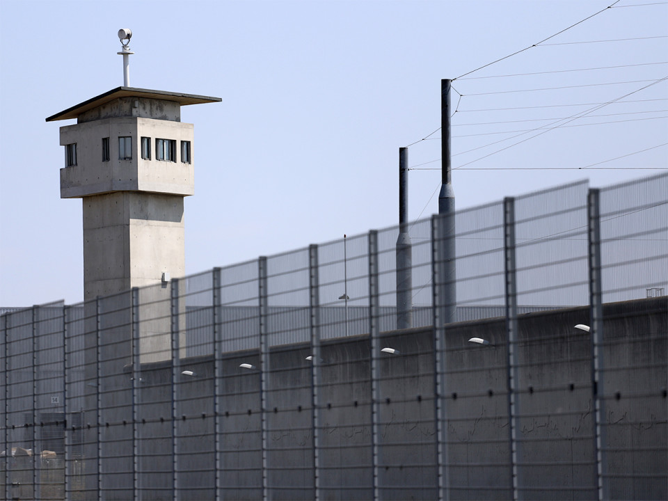 Une jeune femme surprise en train de d&eacute;couper le grillage de la prison de Villefranche-sur-Sa&ocirc;ne