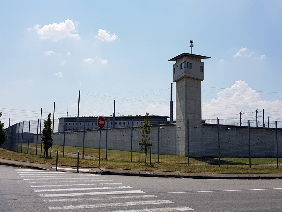 Sans permis, elle percute neuf voitures sur le parking de la prison de Corbas