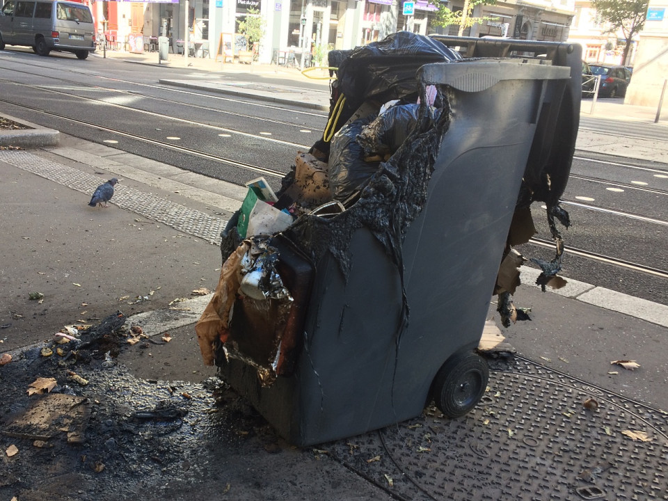 Lyon : des jeunes de Vaulx-en-Velin mettent le feu à des poubelles rue de la République