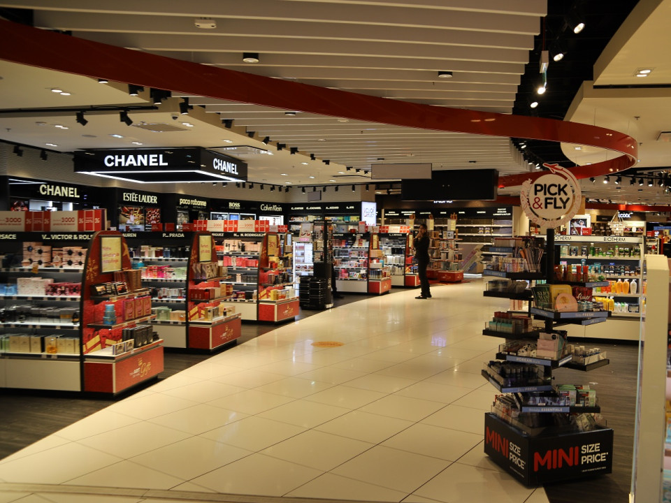 Lyon Saint-Exupéry : il vole un voyageur et dans une boutique de duty-free “pour faire des cadeaux”