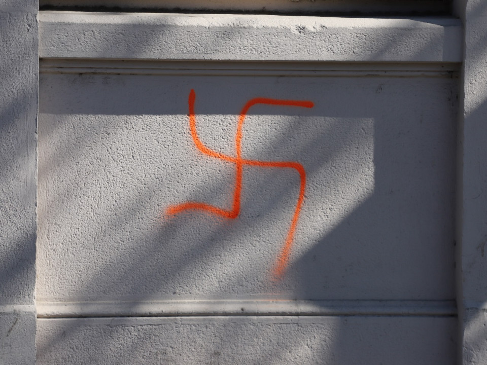 Décines : un supporter du Virage Sud tague des croix-gammées