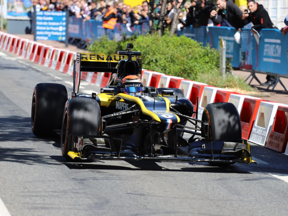 Roadshow 2019 : l'asphalte a tremblé au son de la Formule 1 au sud de Lyon - VIDEO